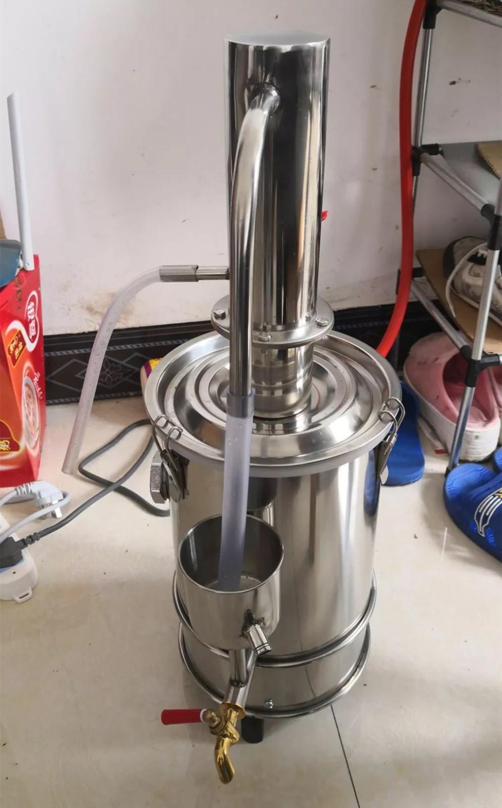 事发今晨：嫌犯挥舞凶器疯狂拒捕，危急时刻，民警果断开枪