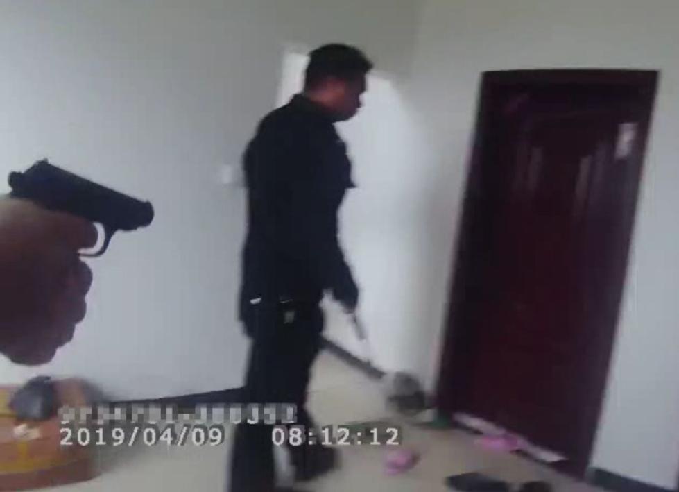 事发今晨：嫌犯挥舞凶器疯狂拒捕，危急时刻，民警果断开枪