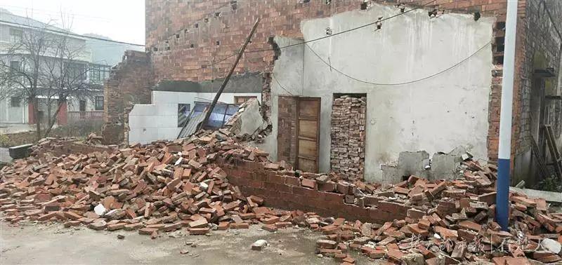 49岁叔叔和33岁侄子都找不到老婆，竟干下这种荒唐事…结果双双被